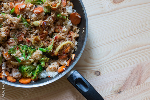 Asiatische Reis- und Gemüsepfanne mit Karotten, Brokkoli, Paprika und Nüssen
