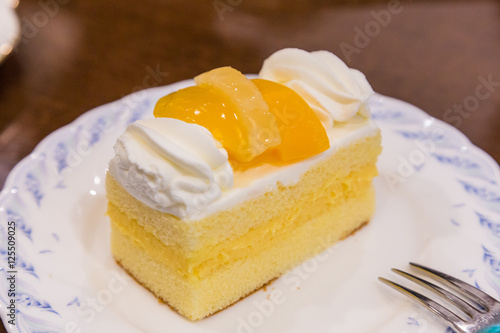 Obraz na płótnie Delicious cheese cake with peach on top. w salonie