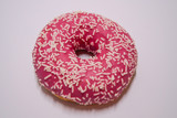 Rosa Donut vor weißen Hintergrund