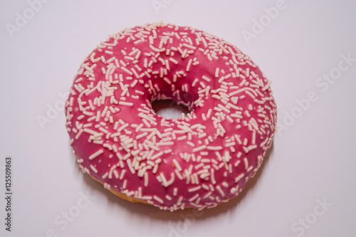 Rosa Donut vor weißen Hintergrund