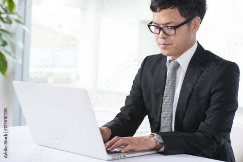 ノートパソコンで仕事をするビジネスマン
