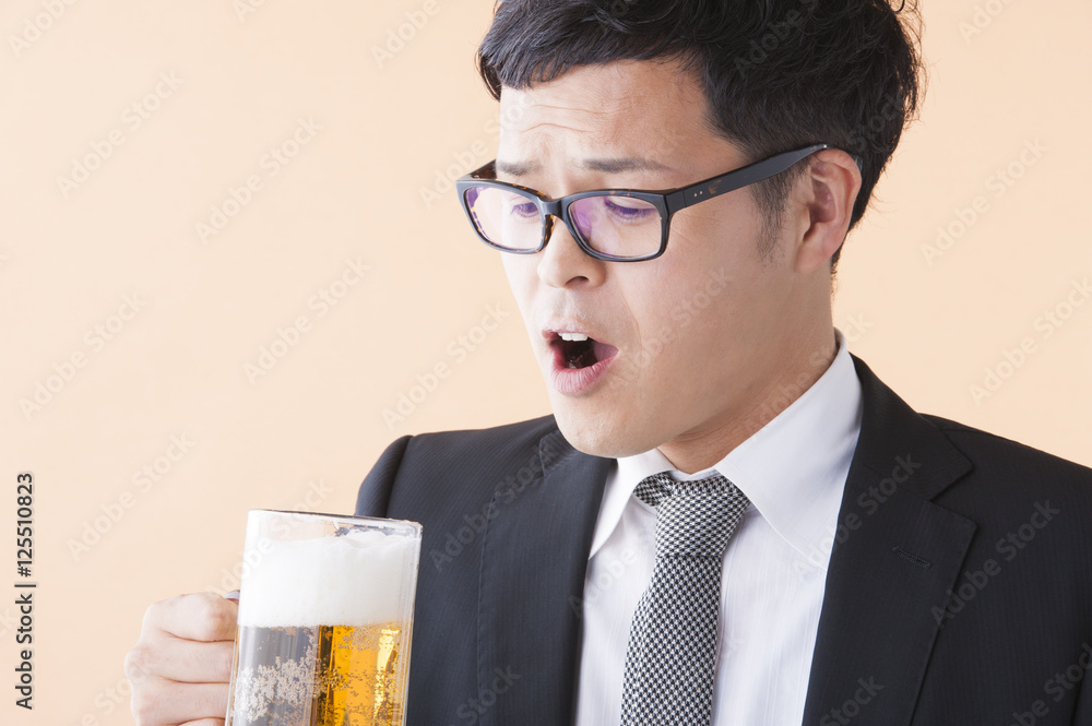ビールを飲む男性