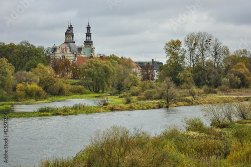 Klasztor pocysterski nad rzeką