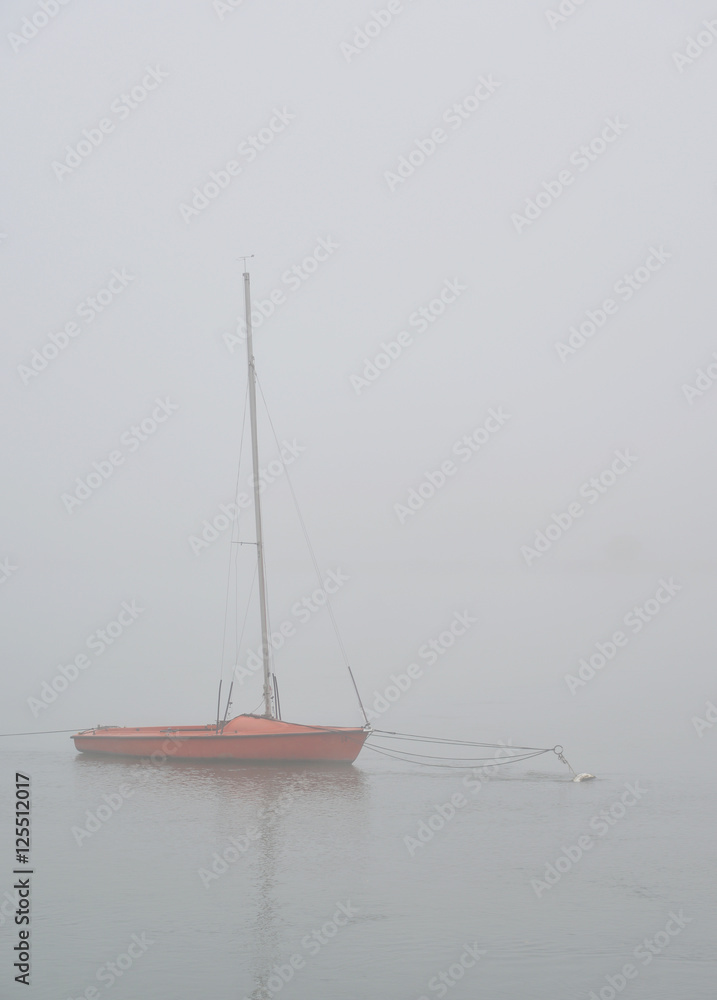 Boot im Nebel