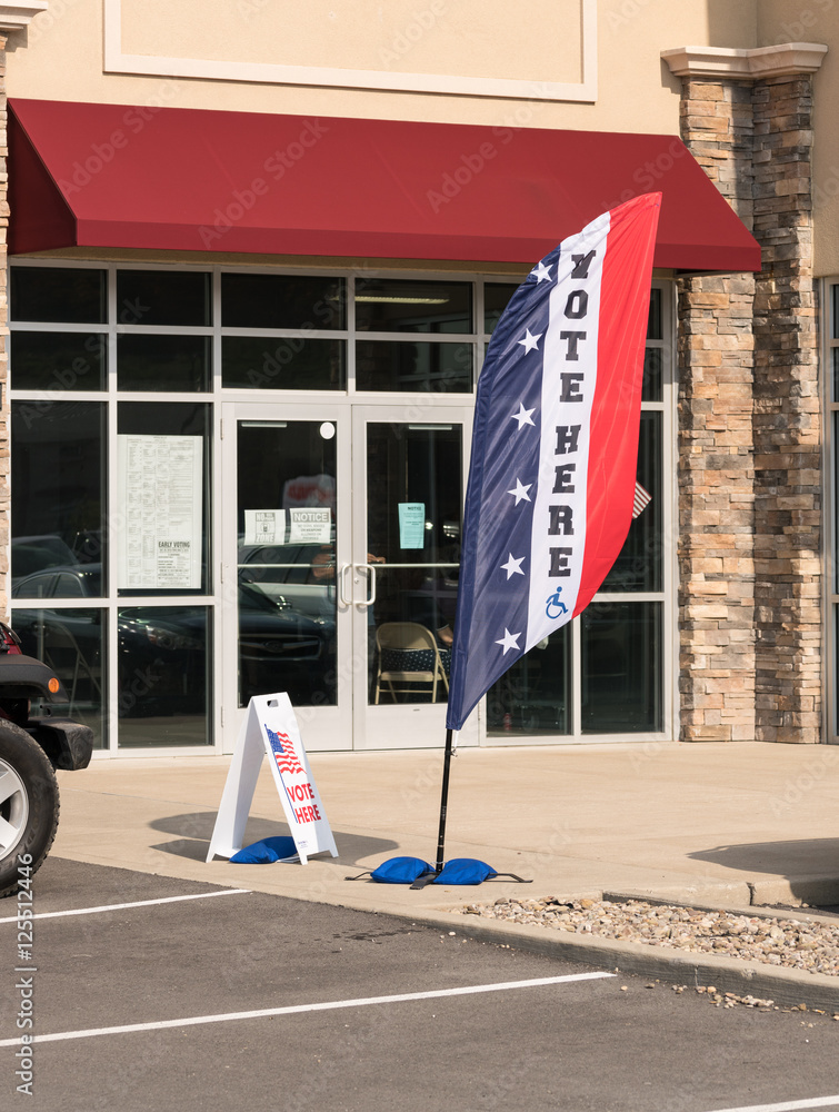 Naklejka premium Vote here sign at early voting station for 2016