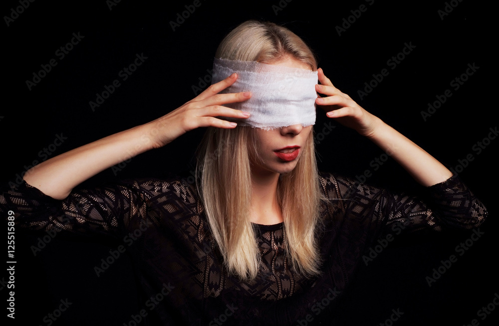 The girl with the bandage of the bandage on the eyes for Chan ba Photos |  Adobe Stock