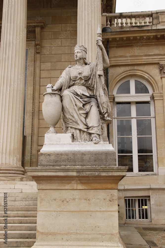 Obraz premium Statue de l'Assemblée Nationale, Palais Bourbon à Paris