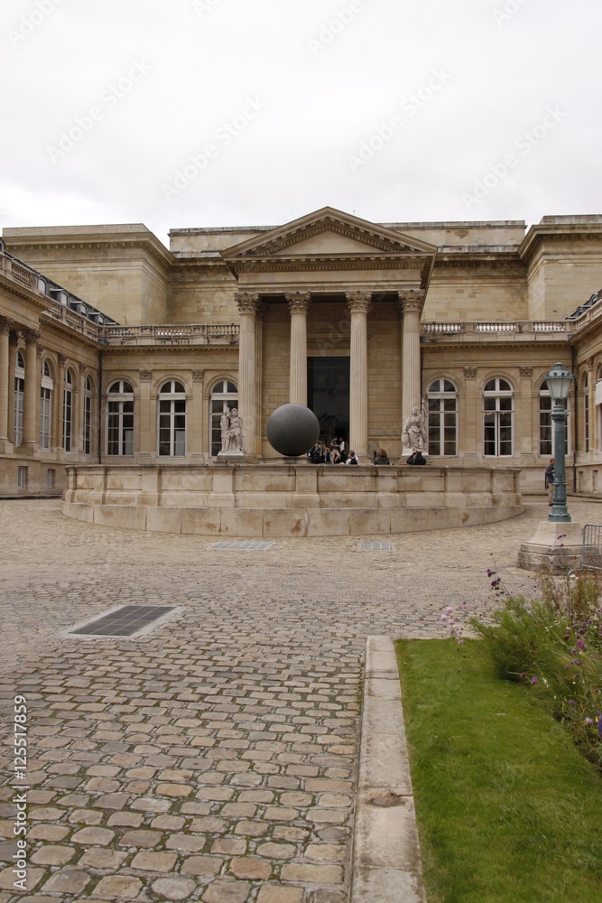 Fototapeta premium Jardin de l'Assemblée Nationale, Palais Bourbon à Paris