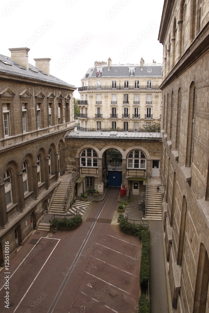 Cour intérieure de l'hôpital de l'Hôtel-Dieu à Paris	