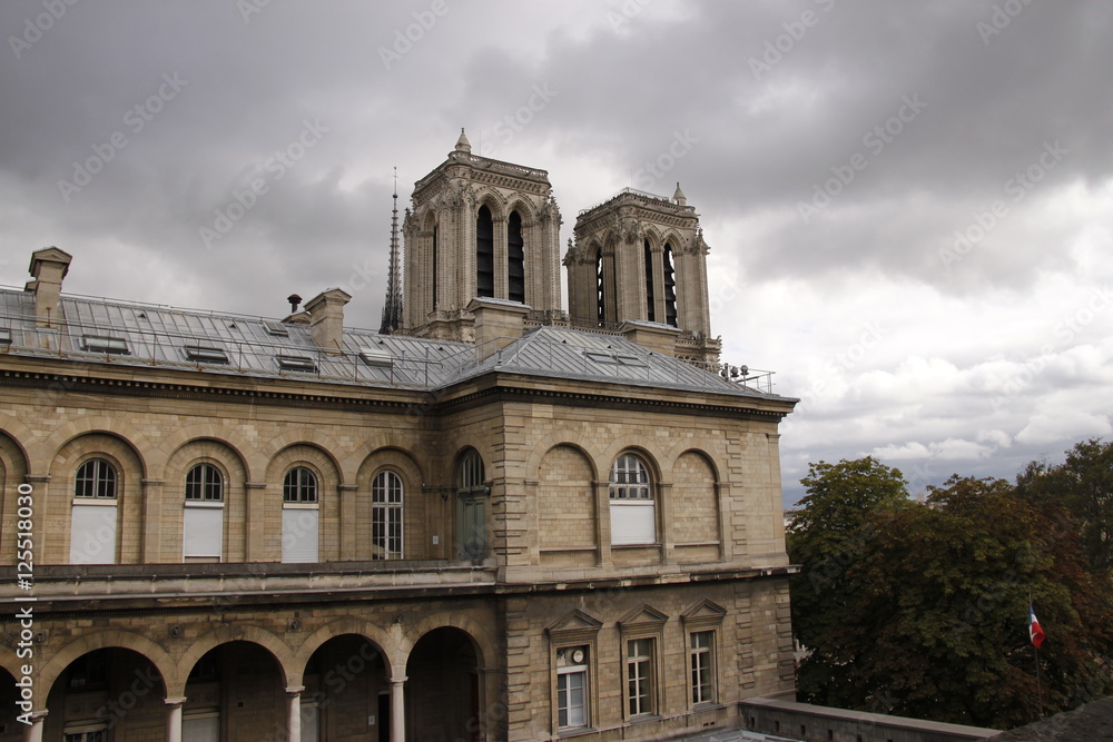 Notre Dame vue depuis l'hôpital de l'Hôtel-Dieu à Paris	
