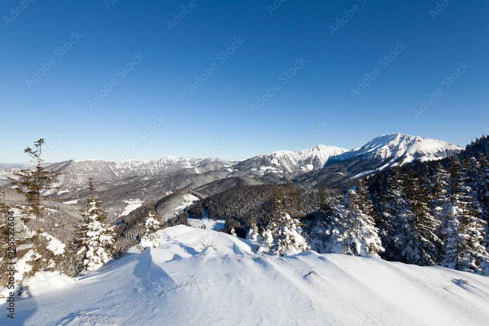 Verschneite Berge bei strahlend blauem Himmel