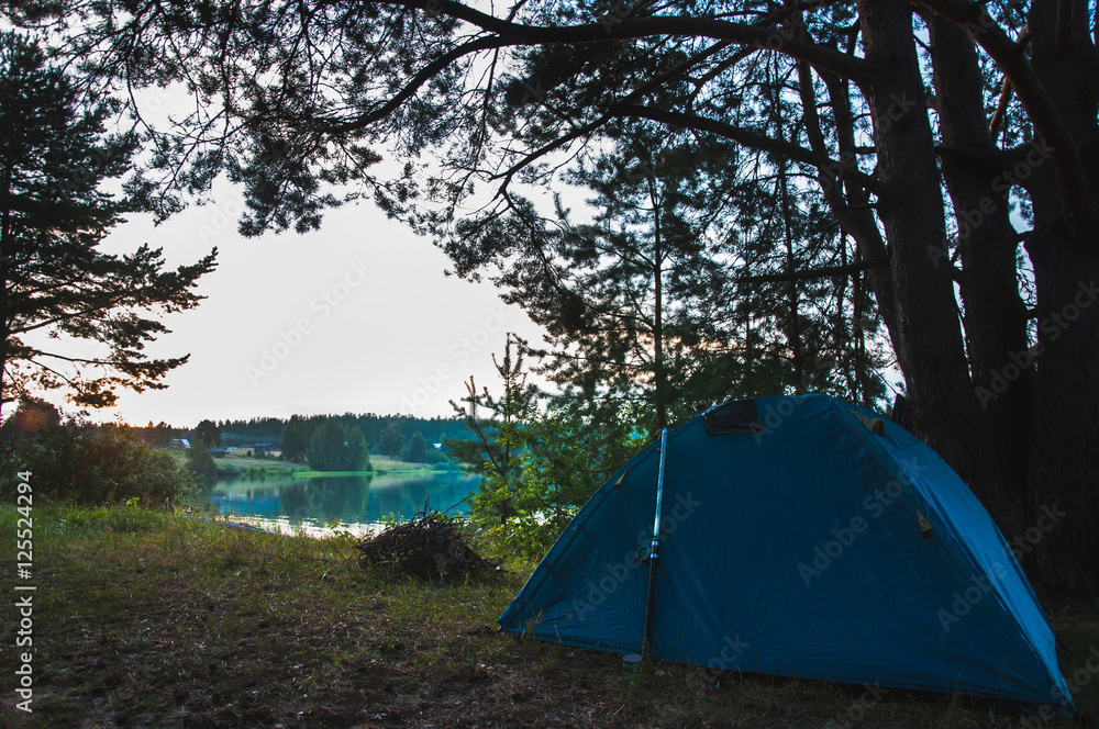 Отдых с палаткой у озера