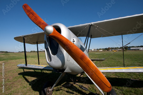 Viel avion avec une belle hélice en bois.