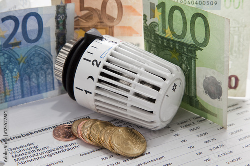 Heizkosten Konzept mit Thermostat und Geldscheinen