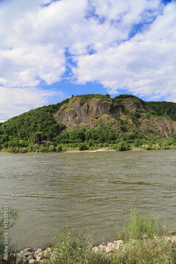 Blick auf die Brücke von Remagen am Rhein mit Erpeler Ley Blick auf die Brücke von Remagen am Rhein mit Erpeler Ley