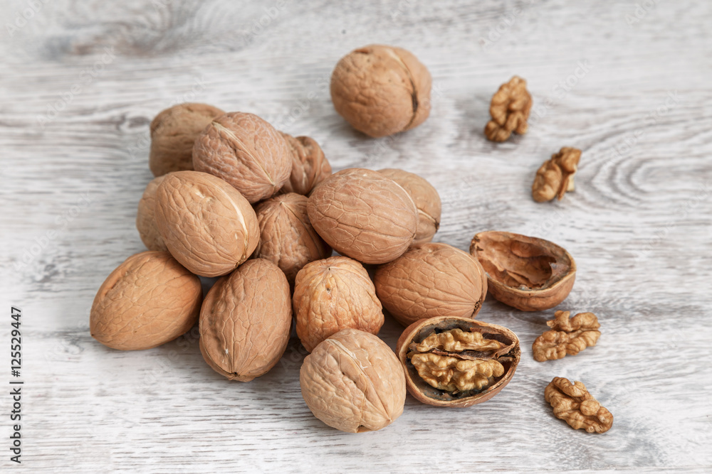 Walnuts whole in their skins, chopped, nut hulls, walnut kernels Walnuts whole in their skins, chopped, nut hulls, walnut kernels