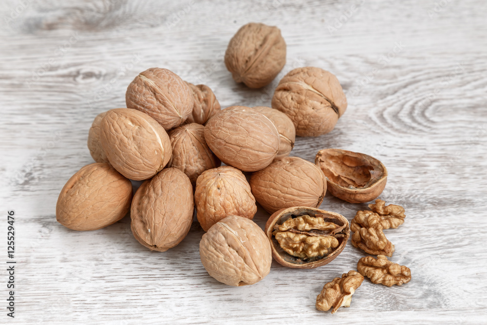 Walnuts whole in their skins, chopped, nut hulls, walnut kernels Walnuts whole in their skins, chopped, nut hulls, walnut kernels