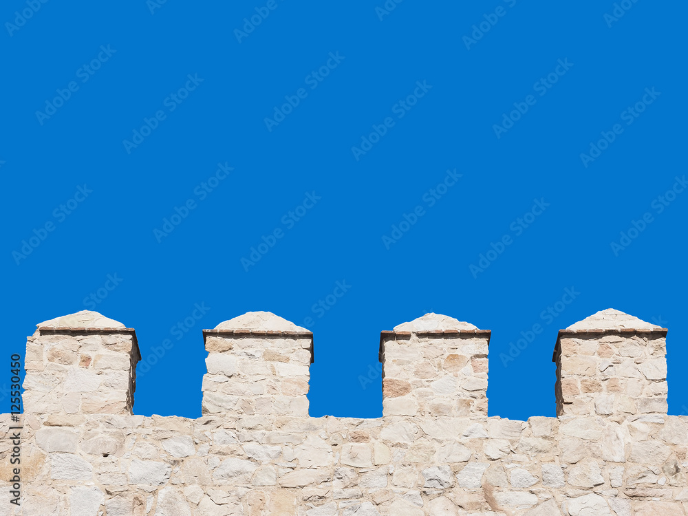 Mauerzinnen vor blauem Himmel als Hintergrund nutzbar
