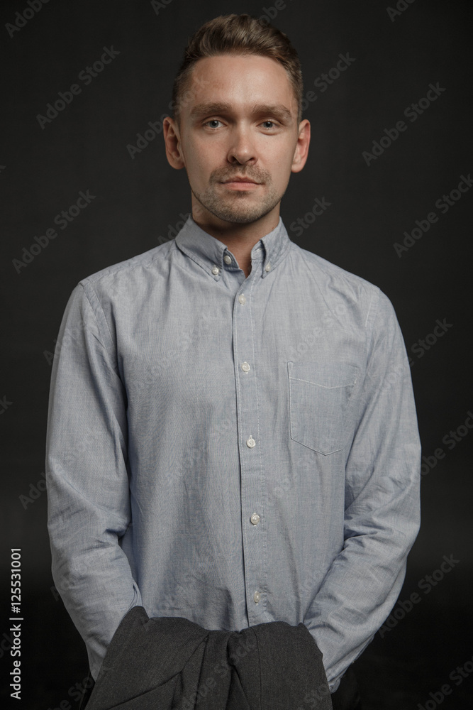 Obraz premium Portrait of young businessman on dark background