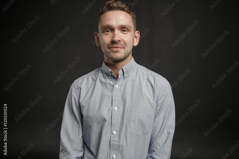 Obraz premium Portrait of young businessman on dark background