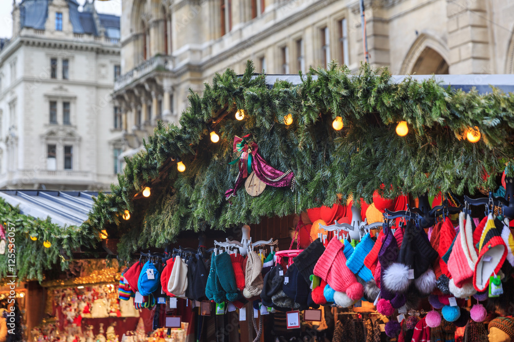 Obraz premium Street kiosk on a christmas fair market selling winter hats