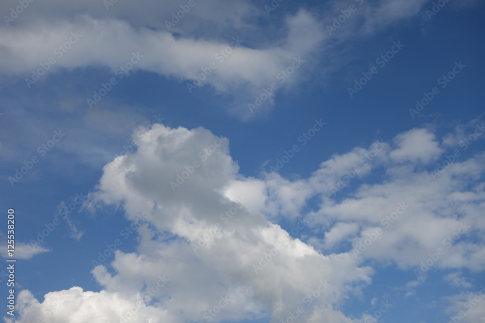 Obraz premium Clouds in the blue sky