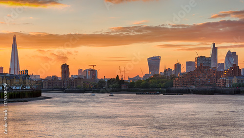 Sonnenuntergang über der Skyline von London © moofushi