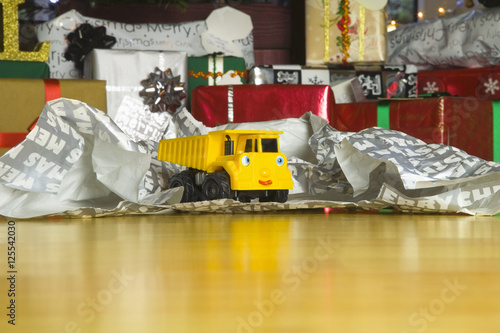 Εκτύπωση καμβά Christmas present unwrapped under a christmas tree
