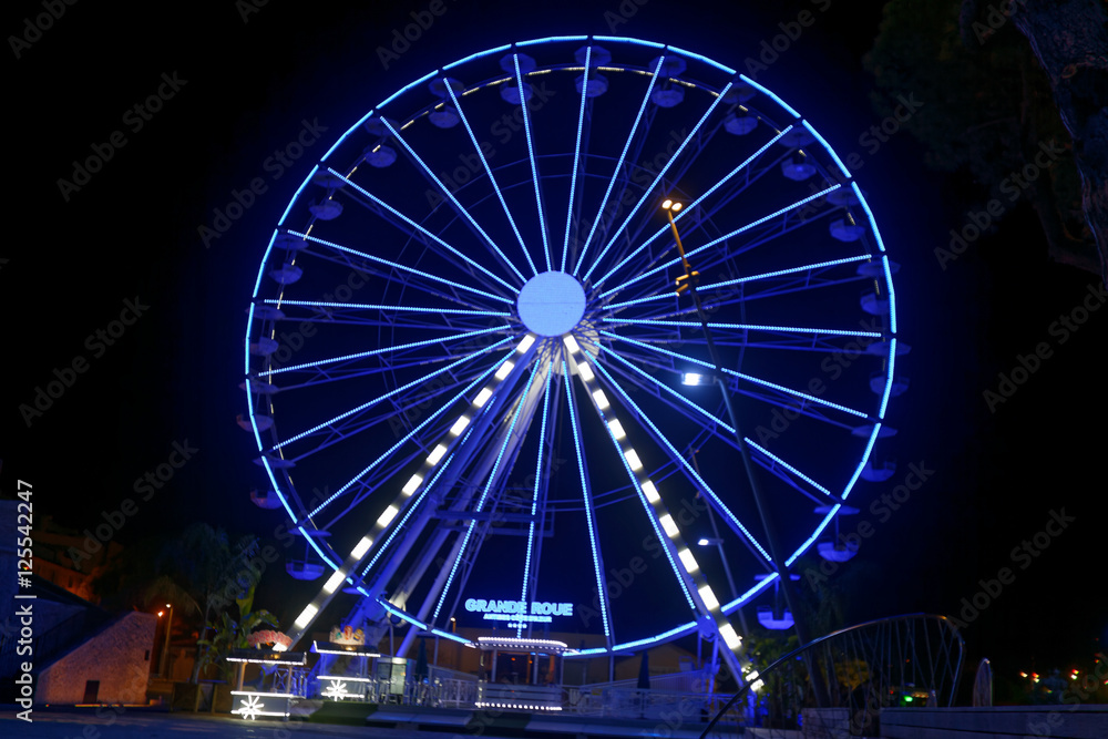 La grande roue d'Antibes Côte d'Azur illuminée la nuit, Antibes, Alpes-Maritimes, France