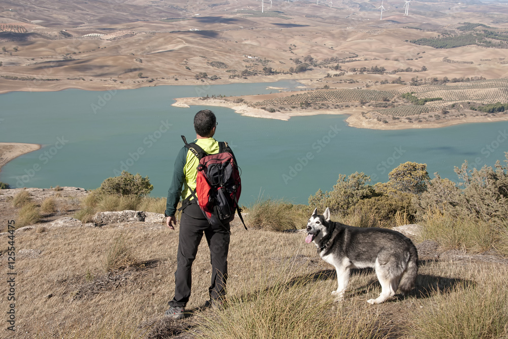 hombre que practica senderismo por los montes con su perro