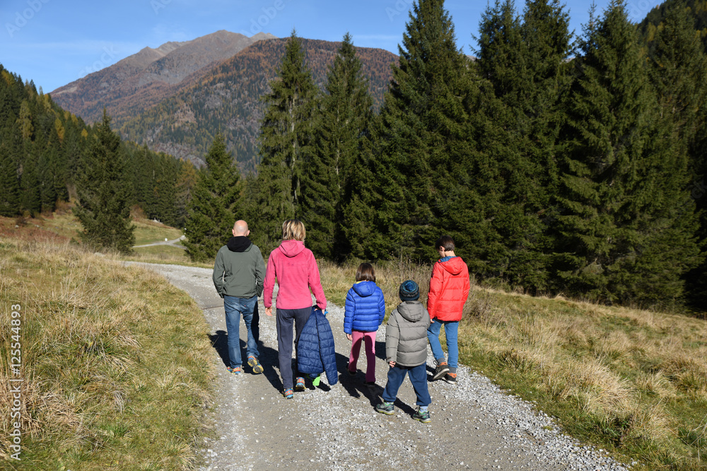 ecursione camminare nel bosco all'aria aperta escursione camminata gita nel bosco in montagna bambini salute aria aperta,