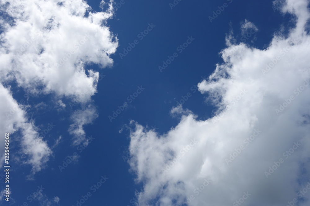 Obraz premium Clouds in the blue sky