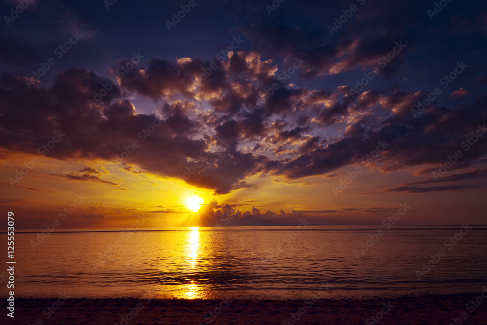 Obraz premium Tropical Sunset in The Middle of The Ocean