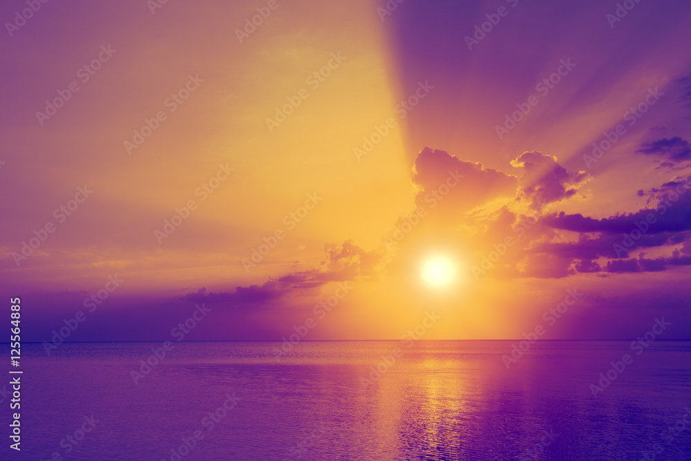 Fototapeta premium Beautiful purple and yellow sunrise over sea