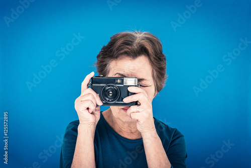 カメラを持っているシニア女性