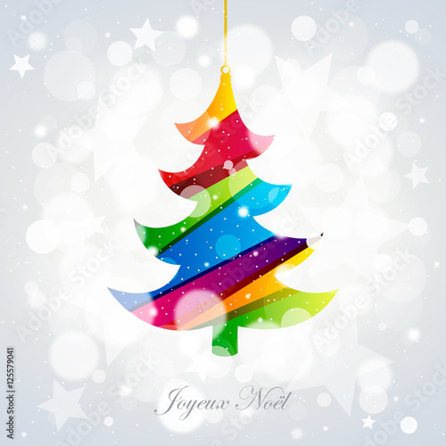 Sapin coloré suspendu sur bokeh