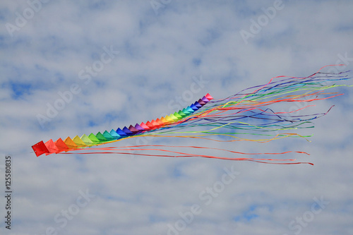 Flugdrachen Formation in Regenbogenfarben