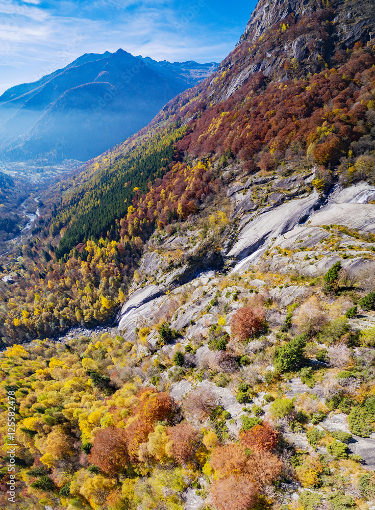 Val Masino - Valtellina (IT) - Vista aerea della Val di Mello verso San Martino Val Masino - Valtellina (IT) - Vista aerea della Val di Mello verso San Martino