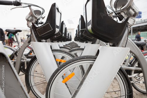Canvas-taulu Rental bicycle pick up station in the city street