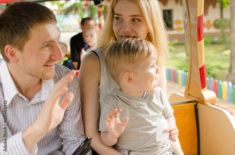 Obraz premium Young family is having fun in the park