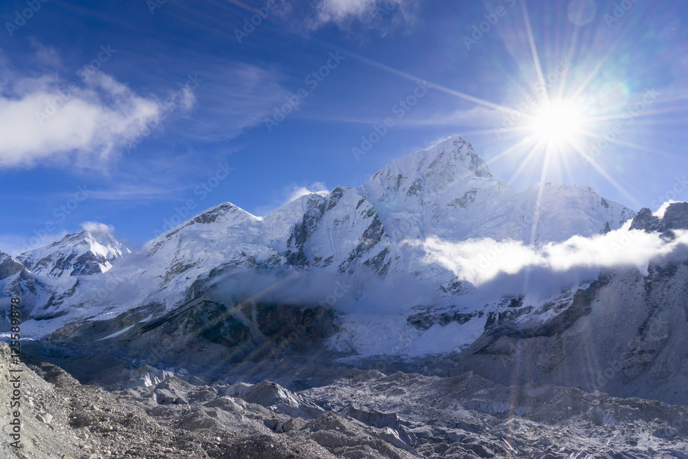 Obraz premium Beautiful landscape of Everest and Lhotse peak from Gorak Shep. During the way to Everest base camp. Sagarmatha national park. Nepal.