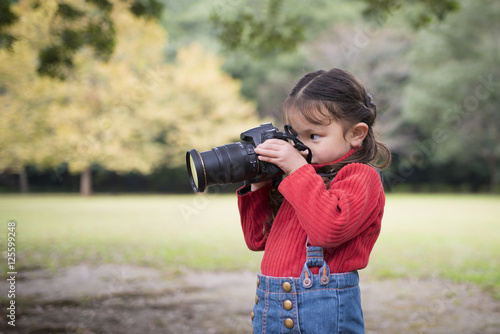 写真を撮る女の子