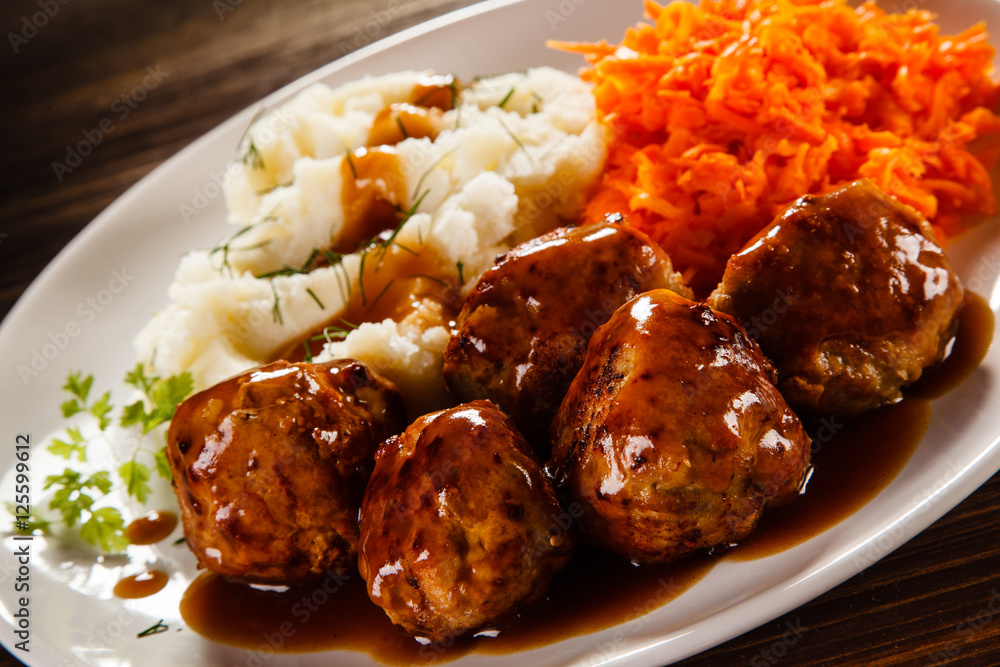 Roasted meatballs, mashed potatoes and vegetables Roasted meatballs, mashed potatoes and vegetables