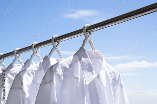 洗濯日和　青空の下でのワイシャツ干し