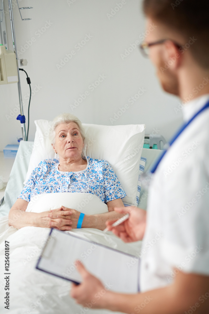 Obraz premium Listening to doctor