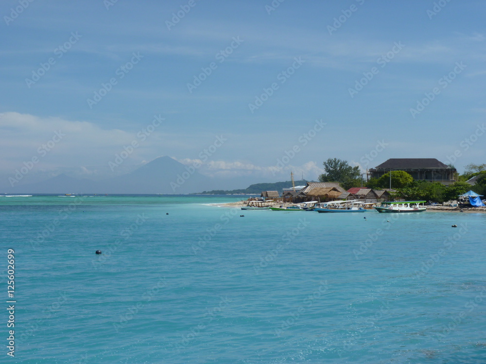 Obraz premium Beautiful tropical sandy beach on Gili Island. Indonesia