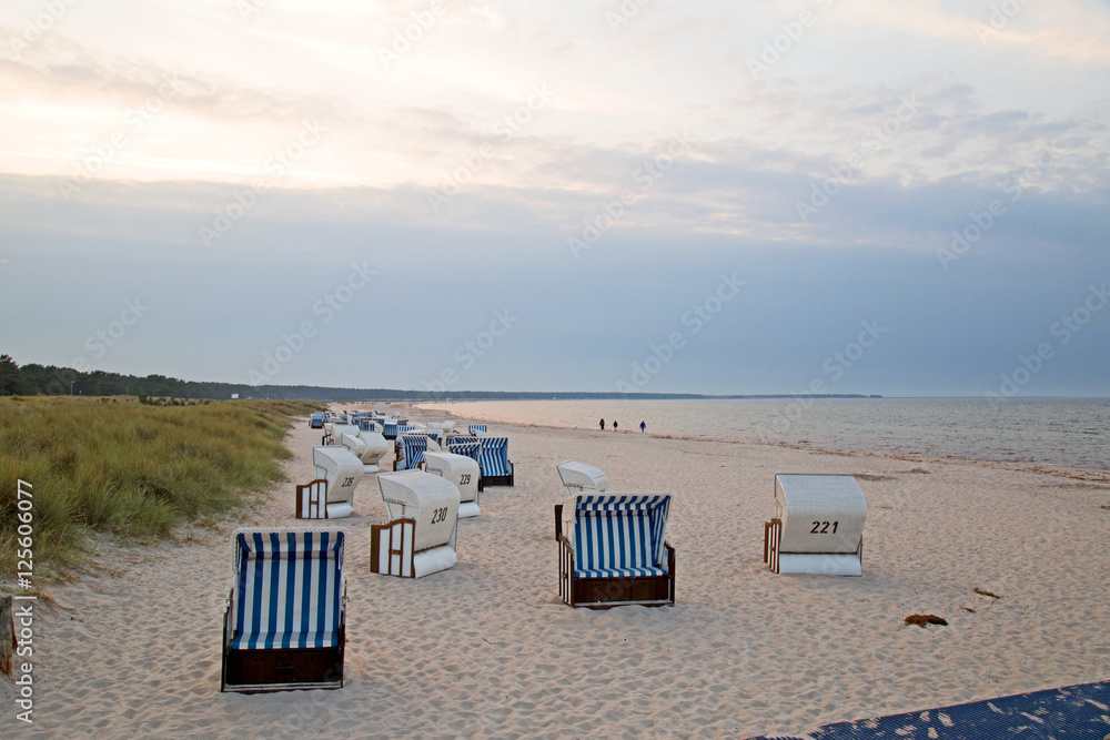 Strandkörbe im Abendlicht am Strand in Prerow in Mecklenburg Vorpommern