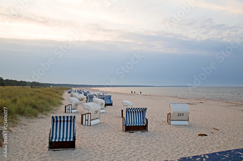 Strandk  rbe im Abendlicht am Strand in Prerow in Mecklenburg Vorpommern