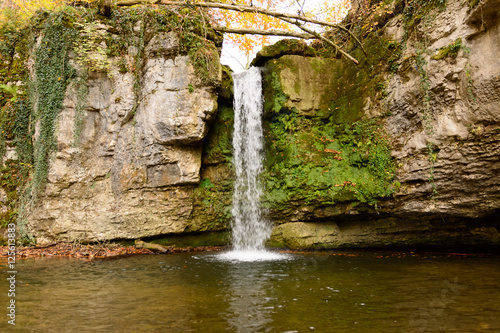 Wasserfall in der Natur im Wald