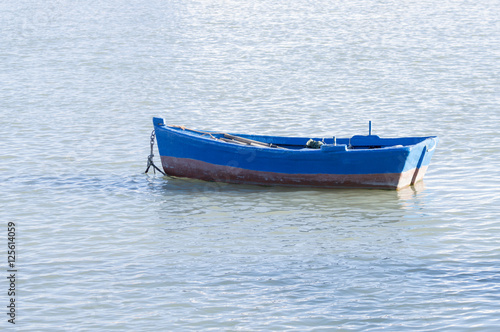 vieja barca en el mar, de color azul